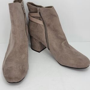 Solanz Women's Taupe Ankle Boots SIZE 11‎